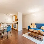 City Centre Flat Ideal For Contractors, Families & Relocators - Disable People Welcome - Free Parking, Fast Wifi, Smart Tv And 2 Bathrooms, 7Min Walk From Train Station!