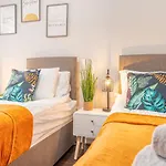 City Centre Flat Ideal For Contractors, Families & Relocators - Disable People Welcome - Free Parking, Fast Wifi, Smart Tv And 2 Bathrooms, 7Min Walk From Train Station!