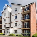 Stylish 2 Bed Flat Near Station, Parking, Sleeps 6