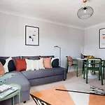 Stylish 2 Bed Flat Near Station, Parking, Sleeps 6