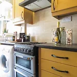Tudors Esuites 4 Bedroom House 9 Bed With Garden