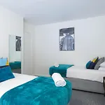 Tudors Esuites 4 Bedroom House 9 Bed With Garden
