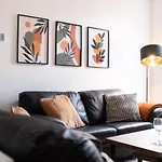 4Bed 4Bath, Free Parking, Work Space, City Centre