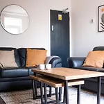 4Bed 4Bath, Free Parking, Work Space, City Centre