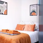 4Bed 4Bath, Free Parking, Work Space, City Centre