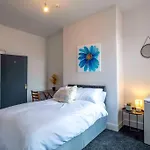 Urban Lux: Studio Suite 4