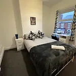 Lovely Town House Room 2
