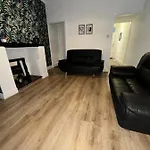 Lovely Town House Room 2