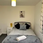 Lovely Town House Room 4