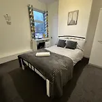 Lovely Town House Room 3