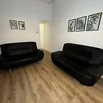 Lovely Town House Room 4