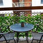 Exquisite, 2 Bed Apartment With Free Parking!