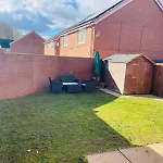 3 Bedroom Affordable Family Detached House - Business Contractors, Midlands Location - Private Garden,Free Car Park,Tv- Netflix And Free Wifi