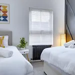 4 Bedrooms Homely House With Garden- Sleeps 9 Comfortably With 6 Comfortable Beds, Free Street Parking, Business Travellers, Contractors, & Holiday-Goers, Coventry, Near All Major Transport Links In Coventry And Motorway
