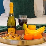 Stylish Central Apartment With Free Parking, Fast Wifi And Smart Tv By Yoko Property