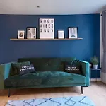 Stylish Central Apartment With Free Parking, Fast Wifi And Smart Tv By Yoko Property