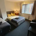 Contractors-City Centre-Parking-Sleeps 9 -Smart Tv, 2 Bathrooms!