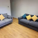 Contractors-City Centre-Parking-Sleeps 9 -Smart Tv, 2 Bathrooms!