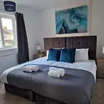 Modern 4-Bed House With Garden & Parking