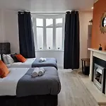 Modern 4-Bed House With Garden & Parking