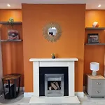 Modern 4-Bed House With Garden & Parking