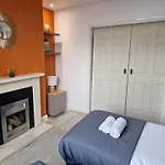 Modern 4-Bed House With Garden & Parking