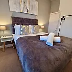 Cosy Luxury Home Next To City Centre With Free Parking And Garden - Contractors & Relocators