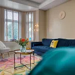 4 Bedroom, 6 Beds, 3 Bathrooms, Near Nec & Birmingham Airport, Business, Contractor And Family Friendly, Free Wi-Fi, Free Parking
