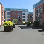 City Centre Flat Ideal For Contractors, Families & Relocators - Disable People Welcome - Free Parking, Fast Wifi, Smart Tv And 2 Bathrooms, 7Min Walk From Train Station!