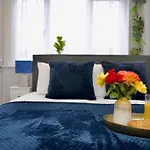 Dane Duplex Studio Nine - Stylish Coventry Retreat