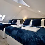 Dane Duplex Studio Nine - Stylish Coventry Retreat