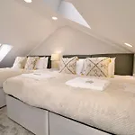 Dane Duplex Studio Six - Tranquil Coventry Getaway