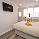 Dane Duplex Studio Six - Tranquil Coventry Getaway