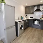 Dane Duplex Studio Five - Dashing Coventry Home Away From Home