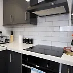 Dane Duplex Studio Five - Dashing Coventry Home Away From Home