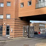 Triumph House - 3-Bed 2-Bath Apartment In Coventry City Centre By Covstays