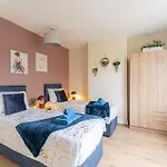 Detached House With Free Parking, Fast Wifi, Smart Tv And Garden By Yoko Property