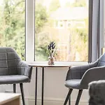Detached House With Free Parking, Fast Wifi, Smart Tv And Garden By Yoko Property