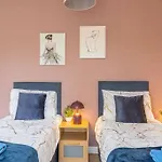 Detached House With Free Parking, Fast Wifi, Smart Tv And Garden By Yoko Property