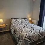 Stylish 2-Bed Apartment - Sleeps 4 Parking & Wifi