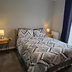 Stylish 2-Bed Apartment - Sleeps 4 Parking & Wifi
