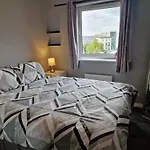 Stylish 2-Bed Apartment - Sleeps 4 Parking & Wifi