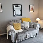 Stylish 2-Bed Apartment - Sleeps 4 Parking & Wifi