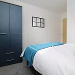 2 Bedroom Peaceful Penthouse - Private Parking