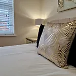 Chic Luxury Serviced Apartment Next To City Centre With Free Parking - Contractors & Relocators