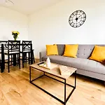 Quantum Modern 2 Bedroom Apartment With Free Parking