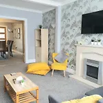 Spacious City Home With Free Parking, Fast Wi-Fi & Netflix