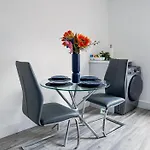 Hiltop 2Bed Apartment, Near City Centre, Sleeps 4 With Parking