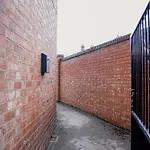 Hiltop 2Bed Apartment, Near City Centre, Sleeps 4 With Parking