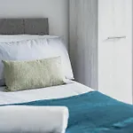 Hiltop 2Bed Apartment, Near City Centre, Sleeps 4 With Parking